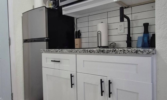 Sun Bay South Apartamento | Cozy 1-bedroom apartment in charming Tampa- Near Bayshore, Hyde Park & Downtown.
