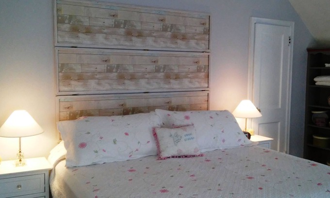 Northfield Cama Y Desayuno | Cozy 1-bedroom B&B with WIFI, AC in charming Northfield.