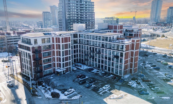 Kitchener Condominio | Cozy 1-bedroom condo in downtown Kitchener with WiFi, AC. in-room movie theather