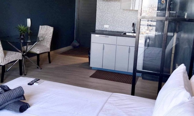 Valenzuela Condominio | Cozy 1-bedroom condo in welcoming Makati with WiFi, AC, fitness room