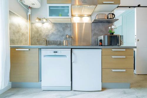 Oullins Apartamento | Cozy 1-Bedroom in Central Oullins Steps from the Metro