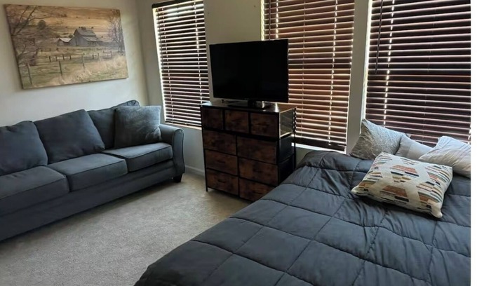 Clover Casa | Cozy 1-bedroom in charming Clover with fitness room, WiFi. Shared home.