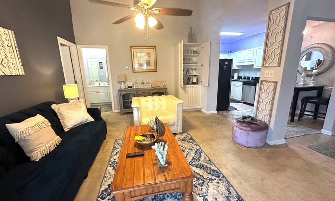 Vaught Condominio | Cozy 1-bedroom in gated community filled with many amenities- blocks to beach