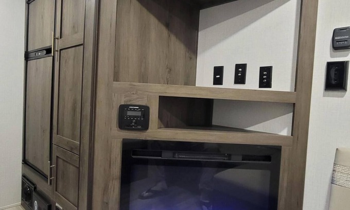 Shelby Casa | Cozy 1-bedroom mobile Camper Trailer home with WiFi and AC in Pleasant Shelby