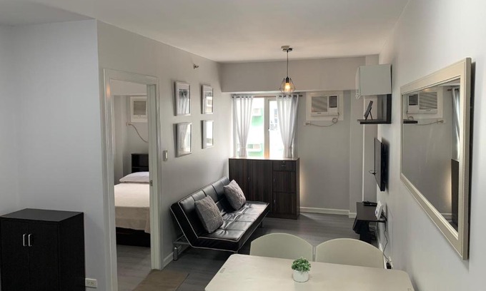 Alabang Apartamento | Cozy 1 Bedroom near Alabang Town Center and Molito with Wifi and Netflix