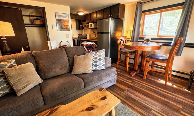 Crested Butte Condominio | Cozy 1 Bedroom, Sleeps 3, Steps from Shuttle! Hot Tub! Loved by guests!