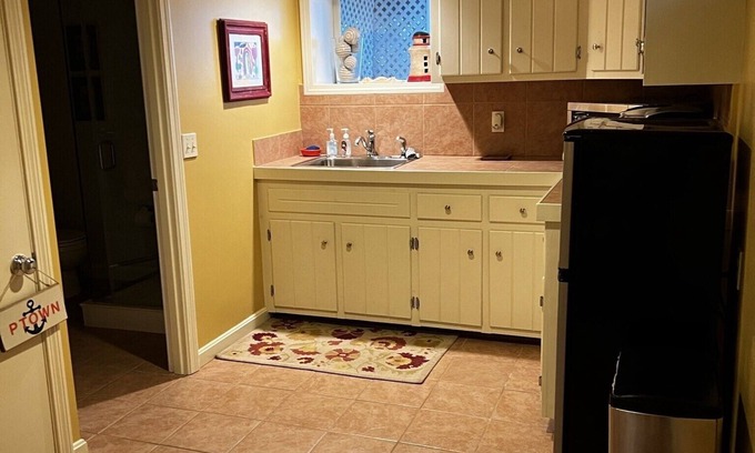 Andover Apartamento | Cozy 1 bedroom unit in private home in residential neighborhood.