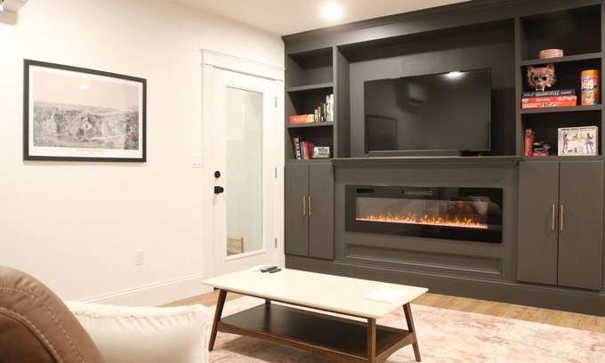 Salem Apartamento | Cozy 1-bedroom with electric fireplace, just minutes from downtown Salem!