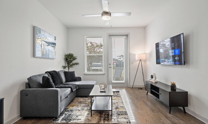 Arlington Apartamento | Cozy 1 BR Apt/King Bed/Pool/Gym/Close 2 Beach