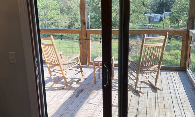 Coker Cabina | Cozy 1 BR Cabin + Sofa Bed - 9 miles to Bryant Denny Stadium!
