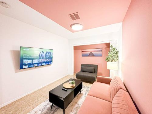 Sawtelle Casa | Cozy 1-BR Poolside Getaway in West LA - LOU2 - WW