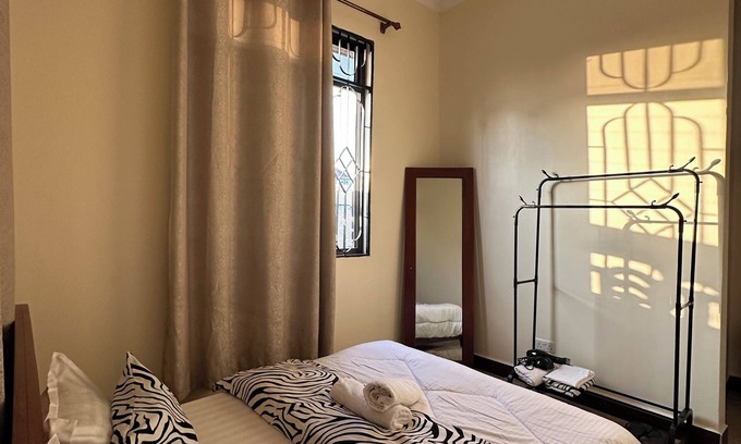 Dar es Salaam Apartamento | Cozy 1 BR, prime city center.