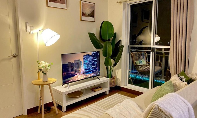 Pasig Apartamento | Cozy 1 BR Scandinavian/Tropical Condo with Balcony & Parking