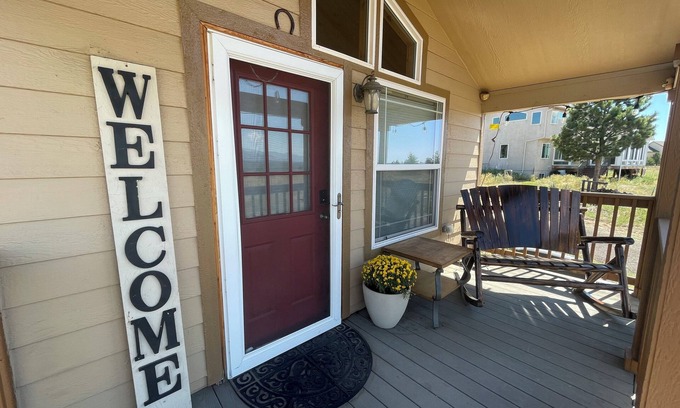 Gleneagle Cabina | Cozy 1 King bedroom + loft cabin in charming Colorado Springs near USAFA
