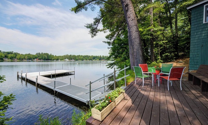 North Windham Cabina | Cozy 100-year-old Maine camp, steps to Little Sebago Lake
