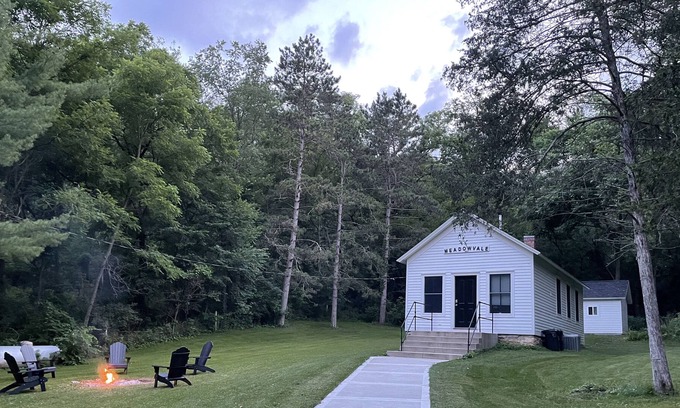Barneveld Cabaña | Cozy 1864 Country School House