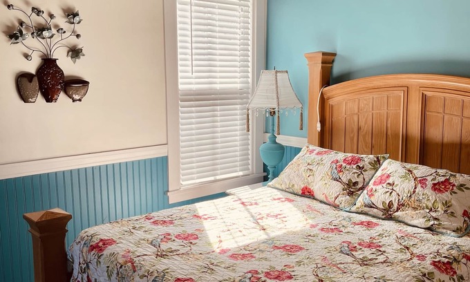 Kennebunk Apartamento | Cozy 1890 Cottage Studio with Hot Tub and Fire Pit in Downtown Kennebunk