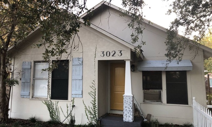 Stafford Casa | Cozy 1928 Bungalow at Stafford