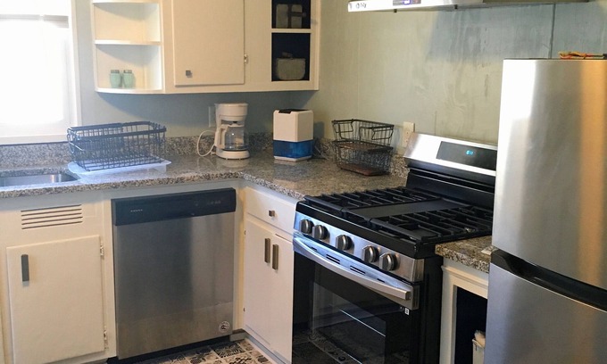 Conway Cabaña | Cozy 1930's Retro Cottage Downtown
