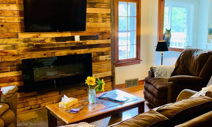 Three Lakes Casa | Cozy 1940s Cabin on Range Line Lake – Private Waterfront on Three Lakes Chain