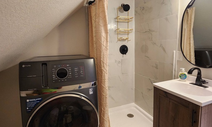 La Crosse Casa | Cozy 1bd upper unit w/ Beautiful Kitchen, Laundry, & WiFi in marvelous LaCrosse