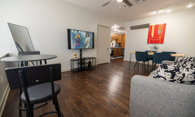 Downtown Dallas Apartamento | Cozy 1BR Apt: Rooftop Pool, Gym & Free Parking