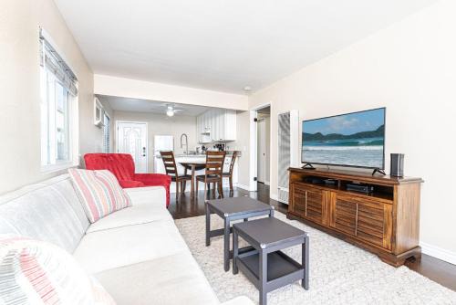 West Newport Casa | Cozy 1Br Beach Retreat W Balcony & Bbq One Block From Sand By Beachview Rentals