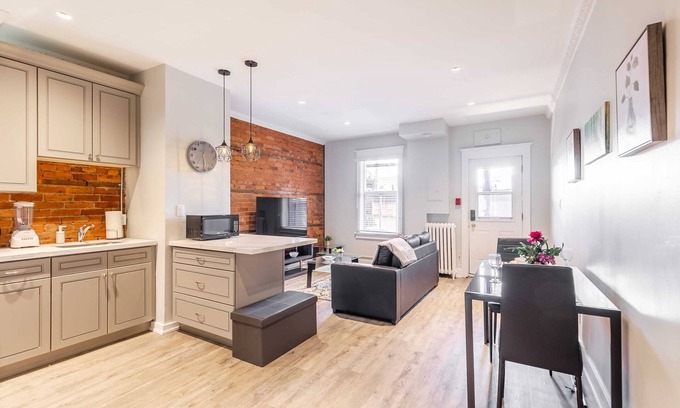Central Hamilton Apartamento | Cozy 1BR Condo Unit on James Street North!