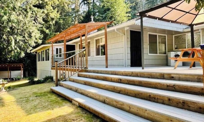 Bothell Casa | Cozy 1BR w/ Garden Oasis and Free Parking