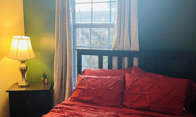 Washington Casa | Cozy 1st Fl inside 4 level Townhome in DC w/private entrance, WiFi & onsite W/D
