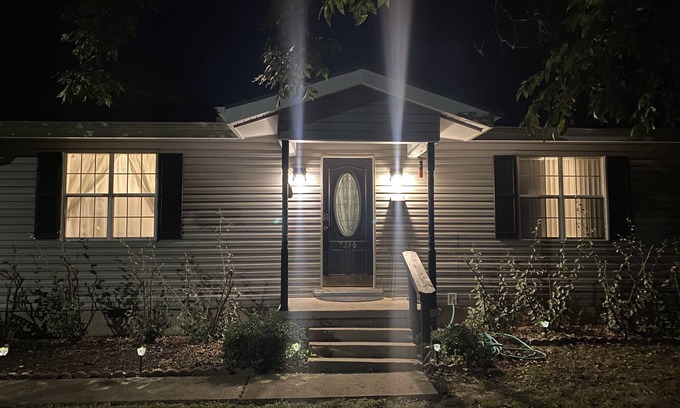 Kingston Casa | Cozy 2/1 Across from Caney Boat Ramp RV/Boat Parking
