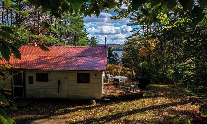 Hadley Cabina | Cozy 2-bedroom Adirondack cabin at tranquil Great Sacandaga Lake w/WiFi