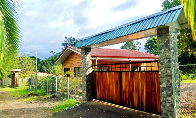 Desamparados Cabina | Cozy 2-bedroom cabin in charming Provincia de Alajuela with AC