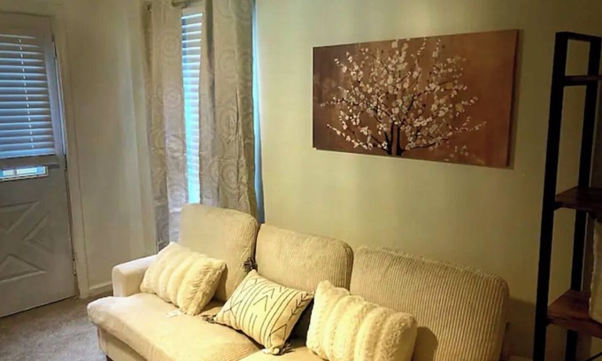 Westerly Apartamento | Cozy 2 Bed 1 Bath Near Downtown & Beaches