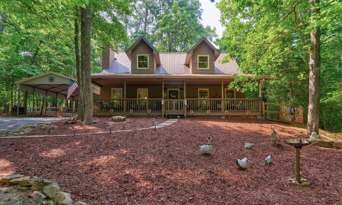 Ellijay Cabina | Cozy 2 bed+2.5 bath Mtn Cbn Near Hiking Trails-Minutes to Town-Fire Pit-Hot Tub