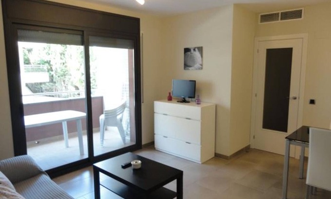 Torredembarra Apartamento | Apartamento de 2 habitaciones con piscina y parking a 150m de la playa en Torredembarra
