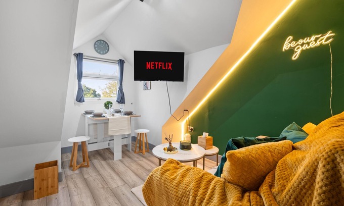 Marston Green Apartamento | Cozy 2-Bed Attic | 5 Mins to BHX Airport & NEC