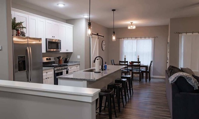 Sycamore Casa | Cozy 2 bed condo featuring king master suite with office in Sycamore