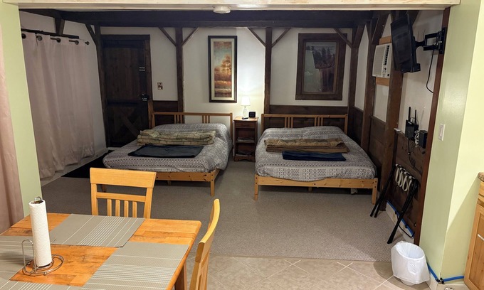Bridgton Apartamento | Cozy 2-Bed Suite / Studio with WiFi and AC in welcoming Lakes Region Bridgton