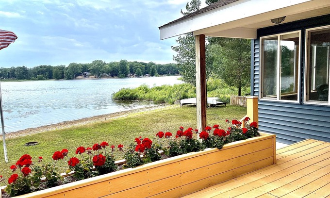 Branch Cabaña | Cozy 2 bedroom cottage, lakefront private beach