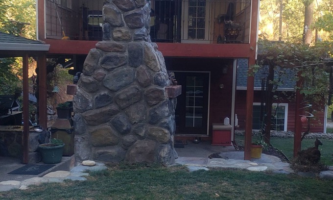 Lakehead Casa | Cozy 2-bedroom,2bath house in enjoyable Redding with WiFi, AC. 2 creeks