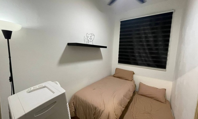 Taman Johor Jaya Apartamento | Cozy 2-bedroom apartment in wonderful Johor Bahru with AC, fitness room