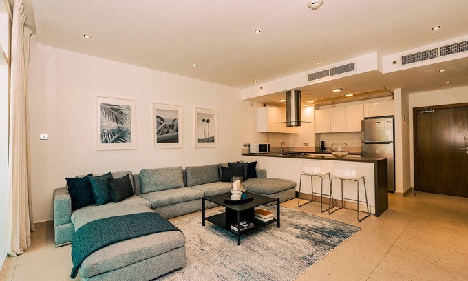 Al Raha Beach Apartamento | Cozy 2-bedroom apartment in beautiful Abu Dhabi with fitness room, WiFi