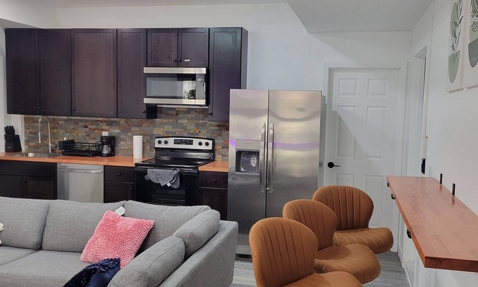 Elizabeth Apartamento | Cozy 2-bedroom apartment in awesome Elizabeth with WiFi, AC