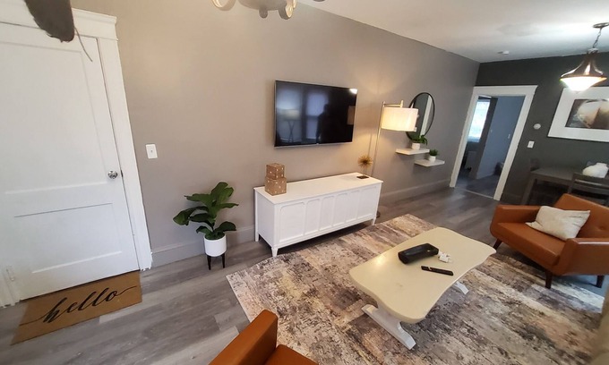Elmhurst Apartamento | Cozy 2-bedroom apartment in serene Providence with WiFi, AC