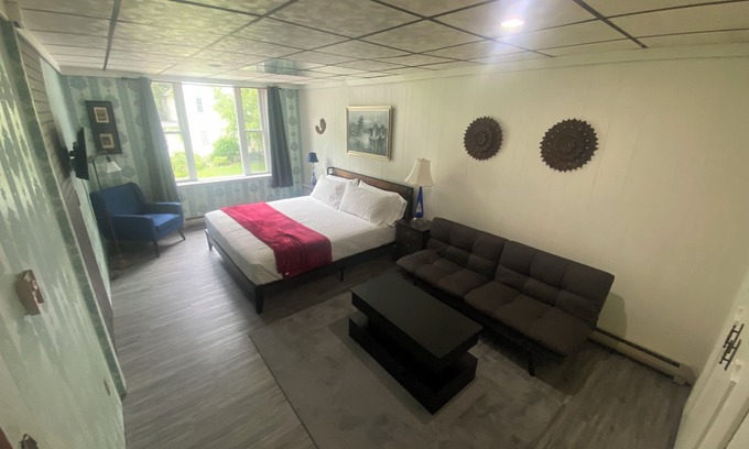 Elkader Apartamento | Cozy 2-bedroom apartment in enjoyable Elkader with AC, WiFi, view of downtown