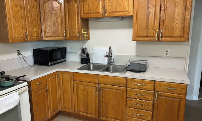 Burley Apartamento | Cozy 2-bedroom apartment in welcoming Burley with AC