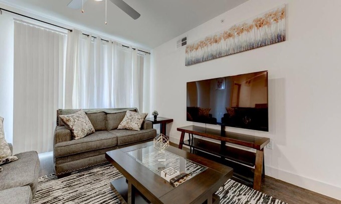 North Burnet Apartamento | Cozy 2-bedroom apartment with pool view @ Domain Northside