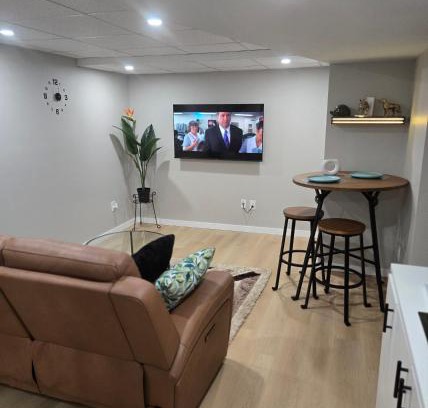 Pinehouse Apartamento | Cozy 2 bedroom basement with side entrance