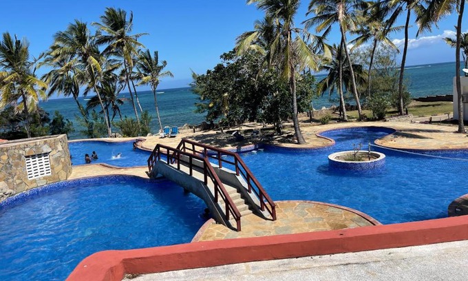 Shanzu Apartamento | Cozy 2-bedroom beachfront villa-Lamera